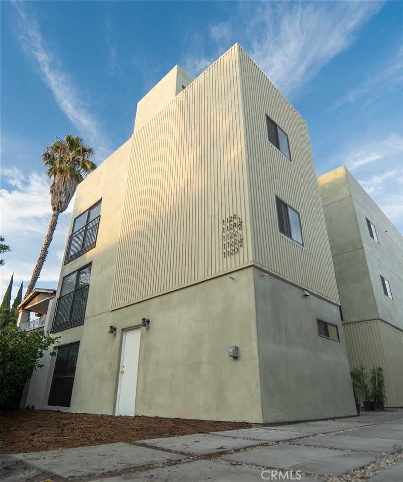 1122 N Beachwood - Photo 0
