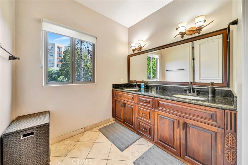 4822 Valjean Avenue - Photo 21