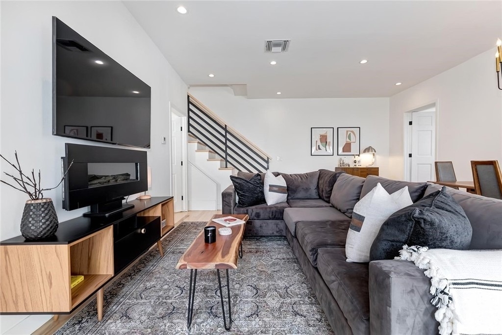 8611 Rosewood Avenue - Photo 3