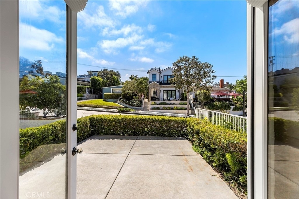 703 Poinsettia Avenue - Photo 2