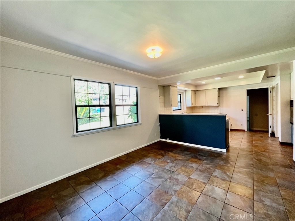916 W Donington Street - Photo 6