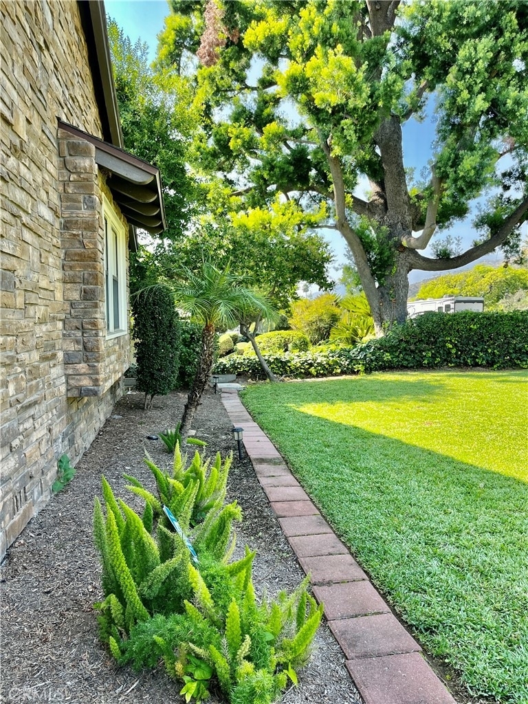 916 W Donington Street - Photo 3