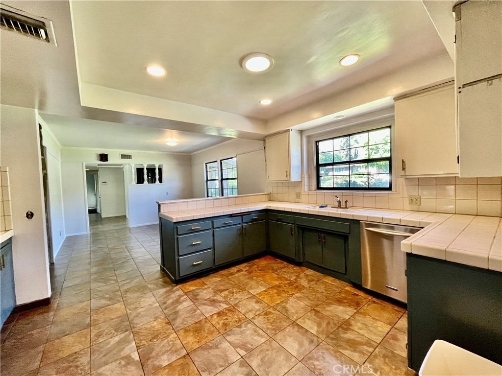 916 W Donington Street - Photo 5