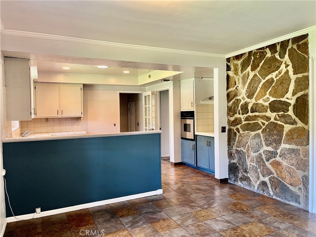 916 W Donington Street - Photo 4