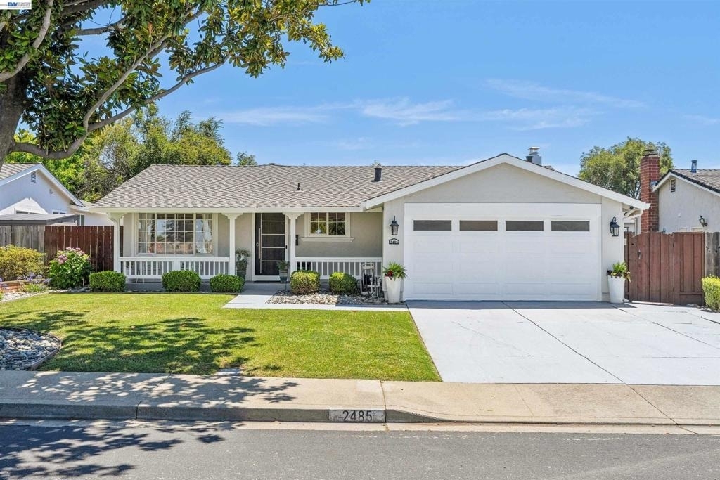 2485 Medallion Dr - Photo 0