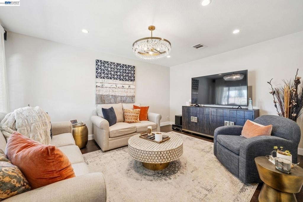 2485 Medallion Dr - Photo 2