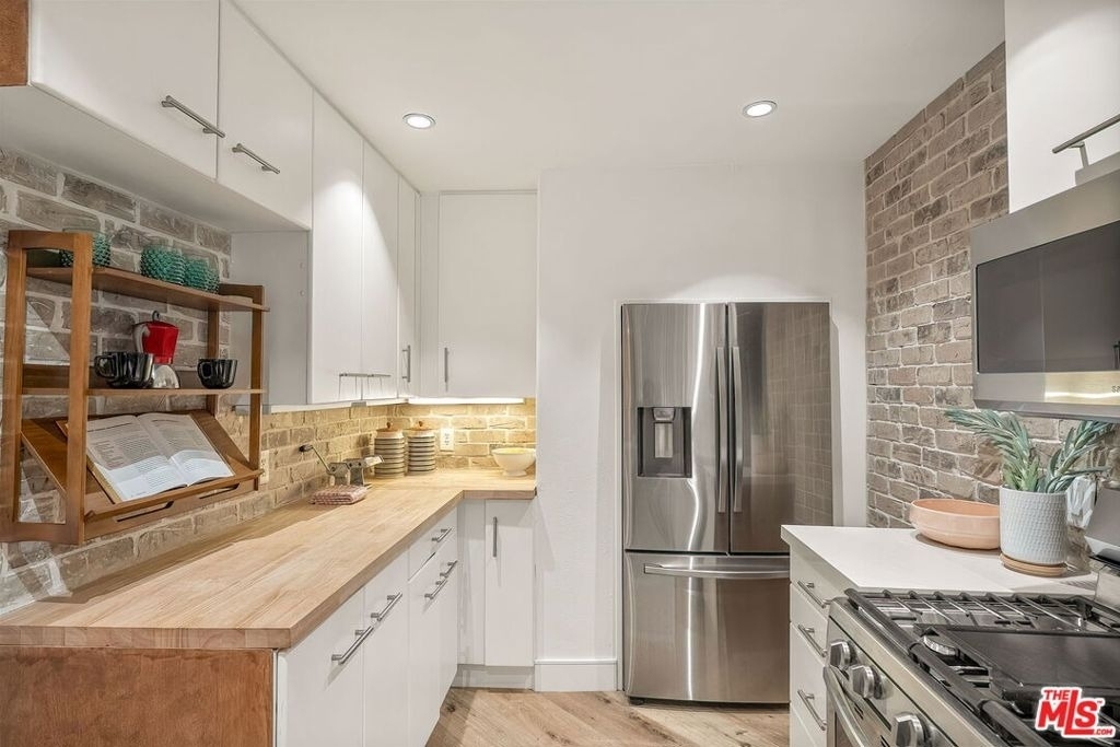 1160 Granville Avenue - Photo 11