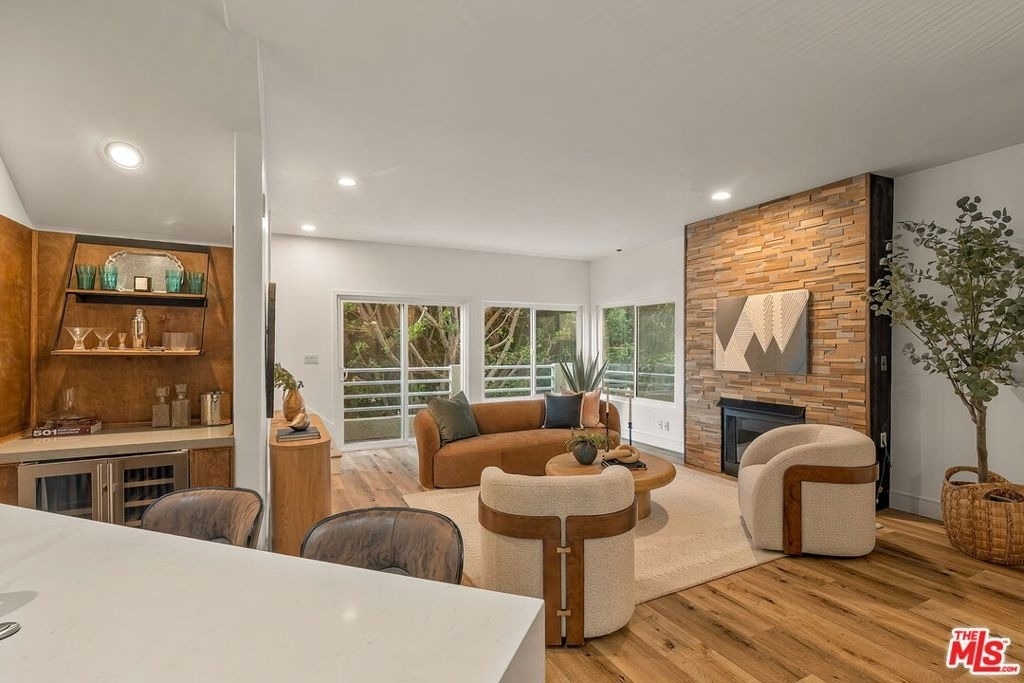 1160 Granville Avenue - Photo 3