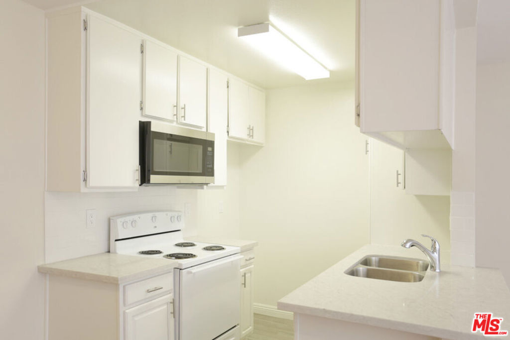 550 S Manhattan Place - Photo 2