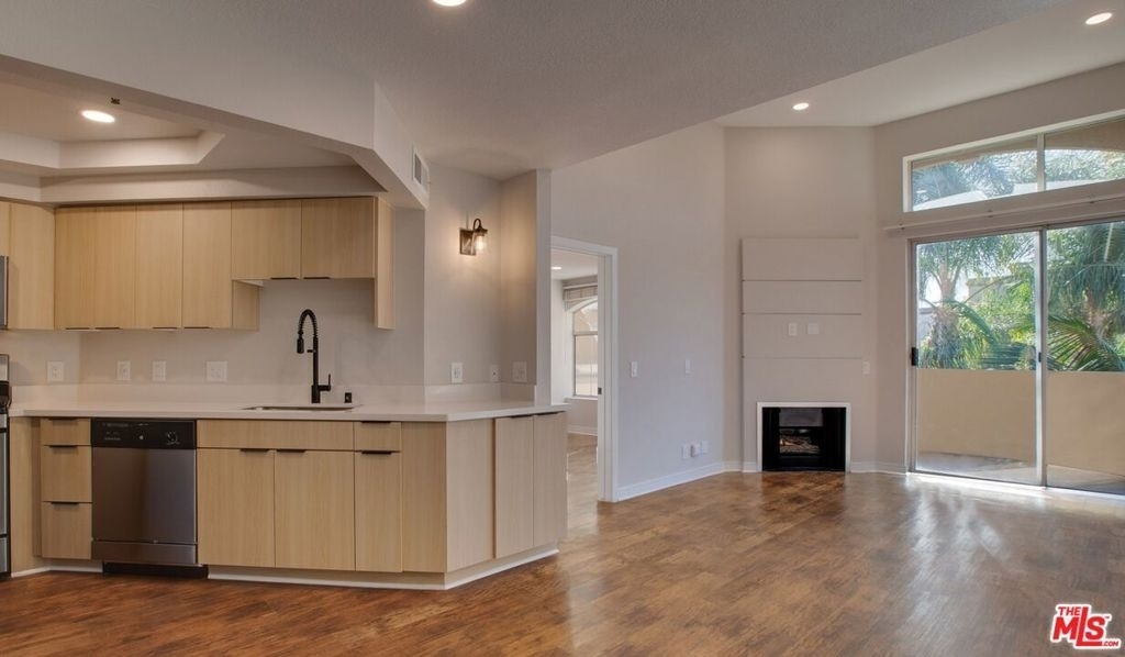 7660 Beverly Boulevard - Photo 2