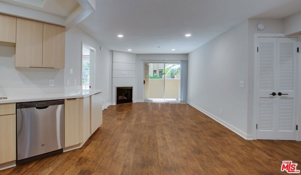 7660 Beverly Boulevard - Photo 3