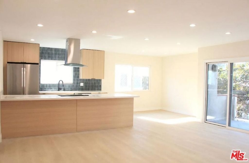 322 S Swall Drive - Photo 2