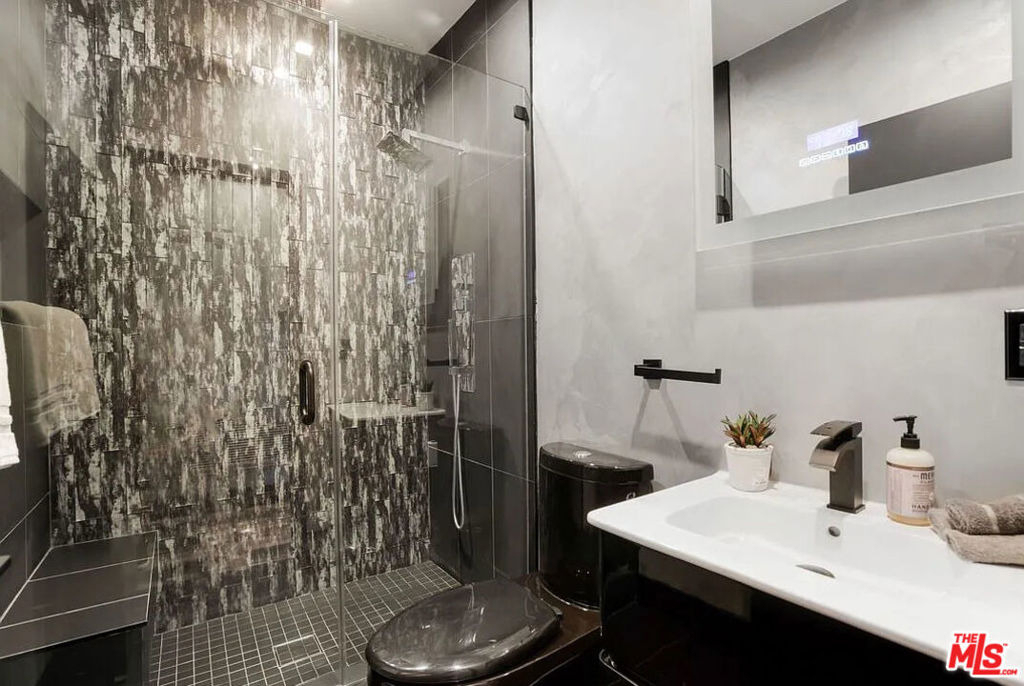 8401 Wyndham Road - Photo 14