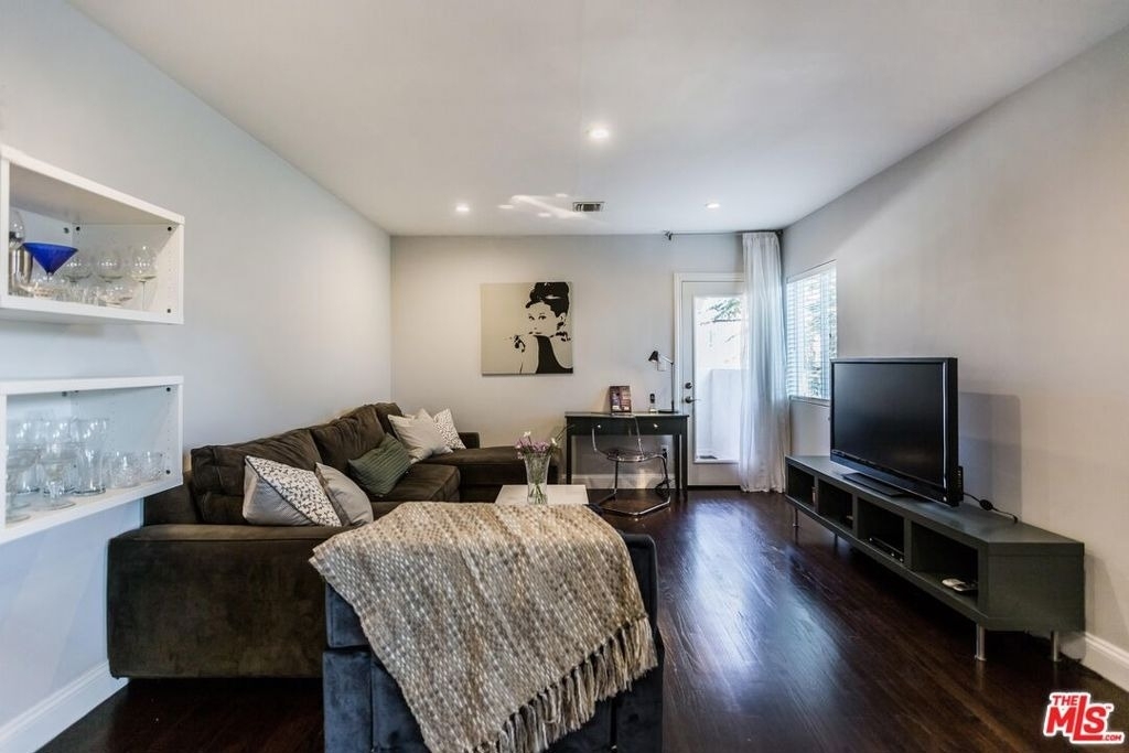 4409 Irvine Avenue - Photo 3