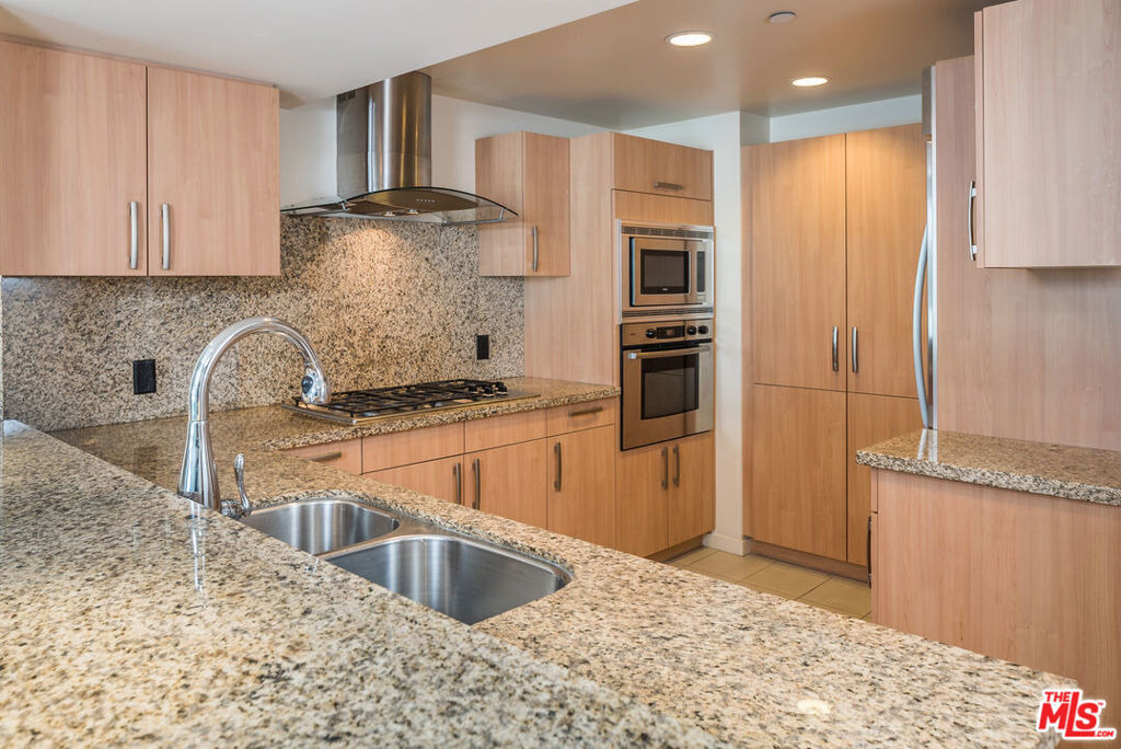 13650 Marina Pointe Drive - Photo 2