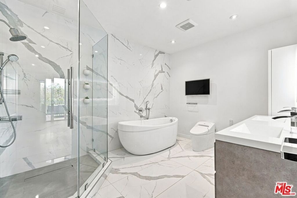 8121 Norton Avenue - Photo 20