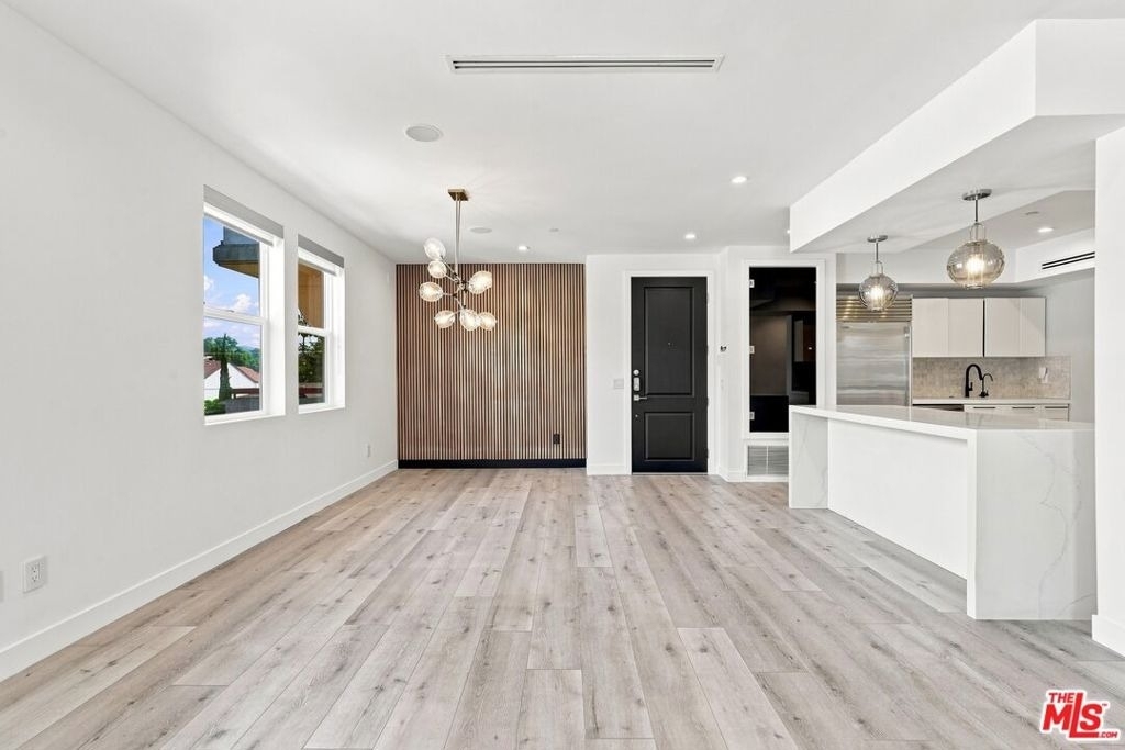 8121 Norton Avenue - Photo 7