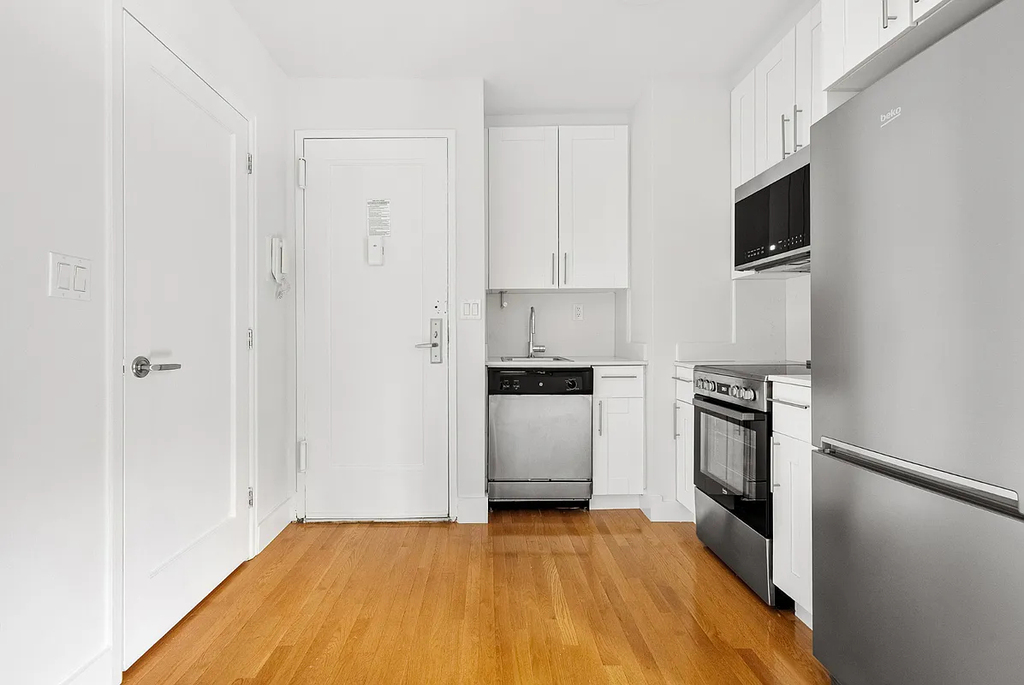 West 70th Street - Photo 7