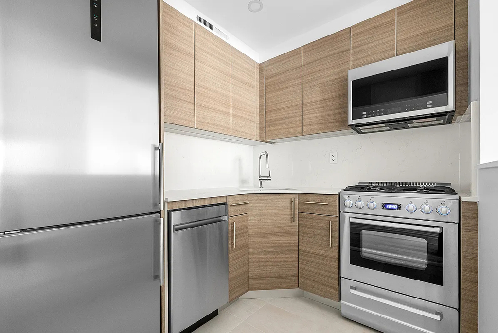 East 65th Street - Photo 7