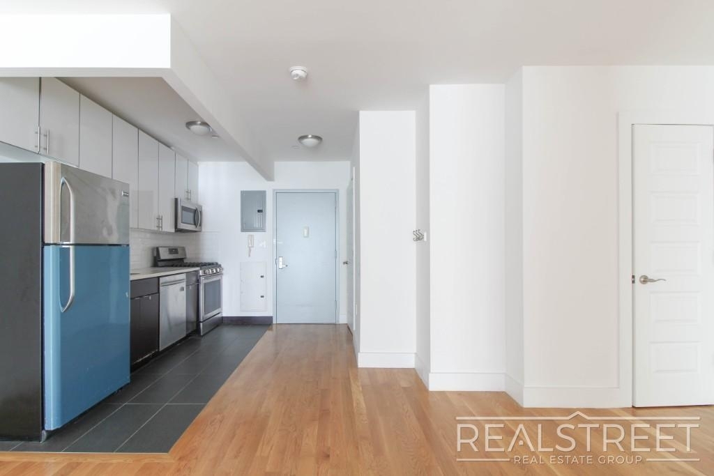 90-02 Queens Blvd - Photo 7