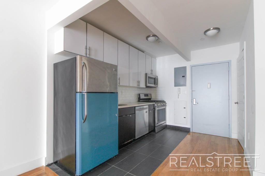 90-02 Queens Blvd - Photo 8
