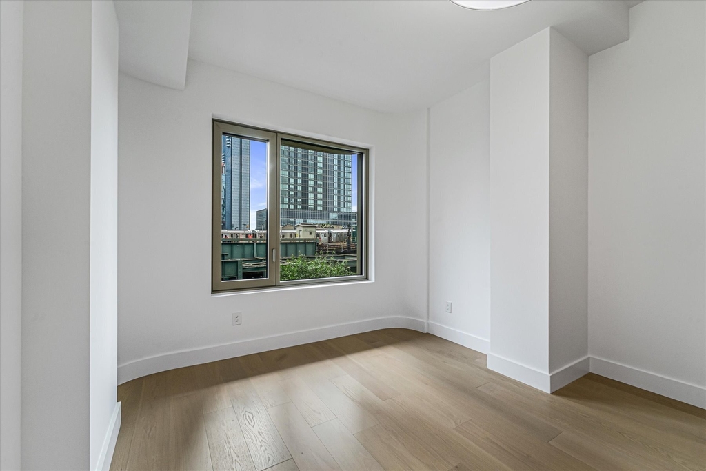 24-01 Queens Plaza N - Photo 6