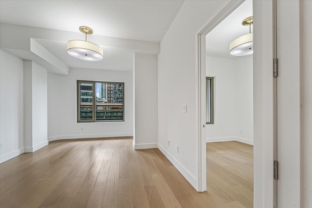24-01 Queens Plaza N - Photo 5