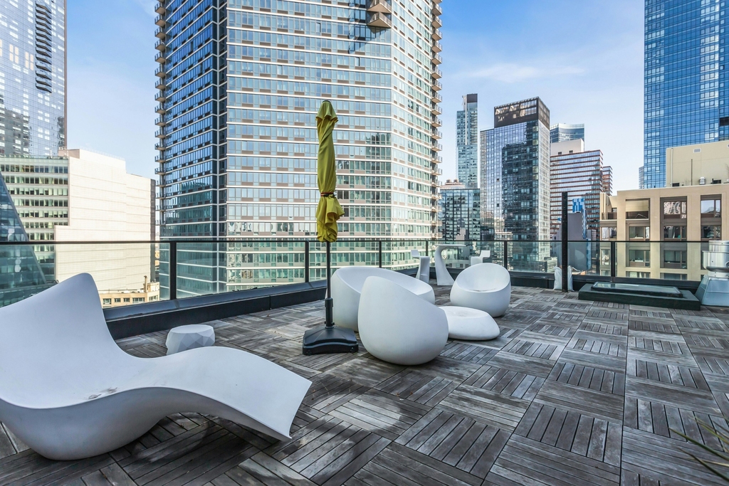 5 Court Square - Photo 1