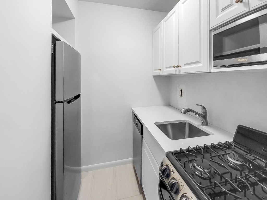 328 E 77th Street - Photo 3