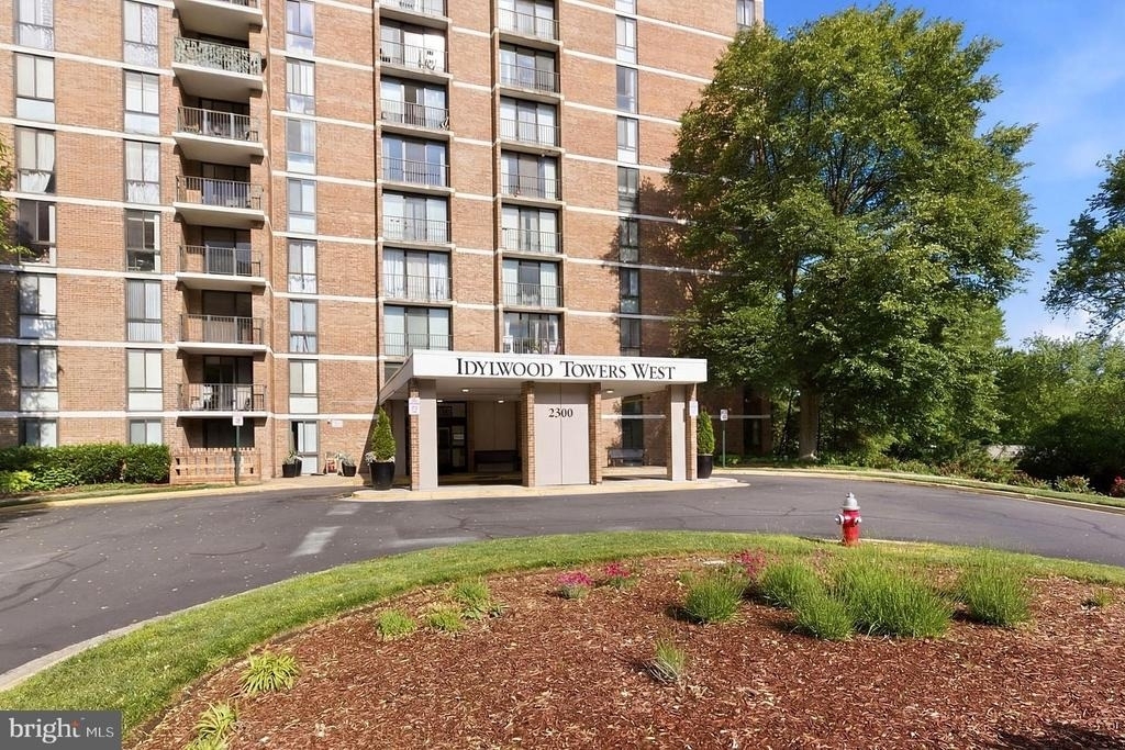 2300 Pimmit Drive - Photo 1