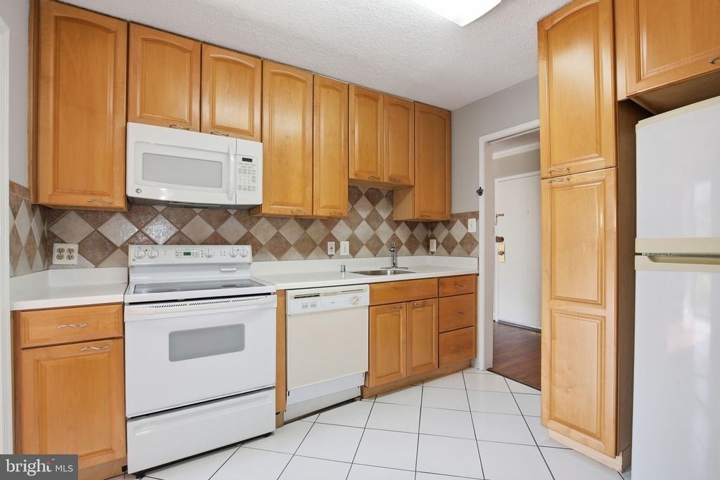 2300 Pimmit Drive - Photo 3