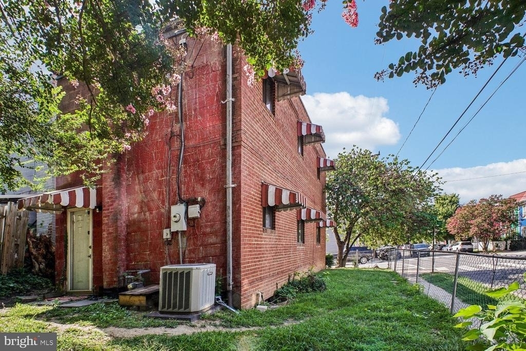 1227 Queen Street - Photo 37