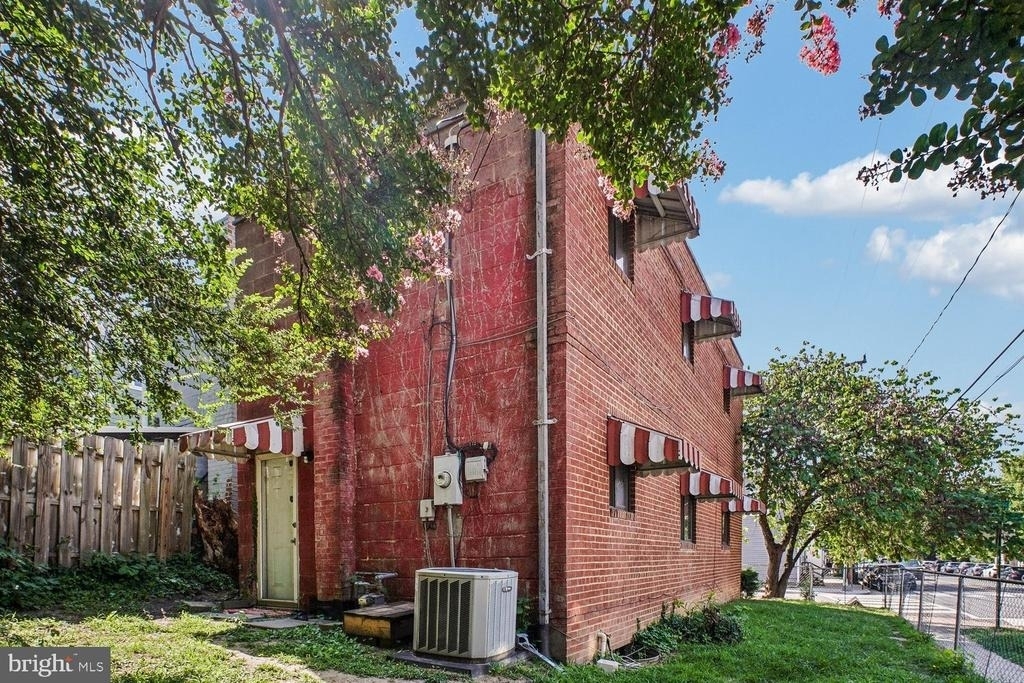 1227 Queen Street - Photo 10