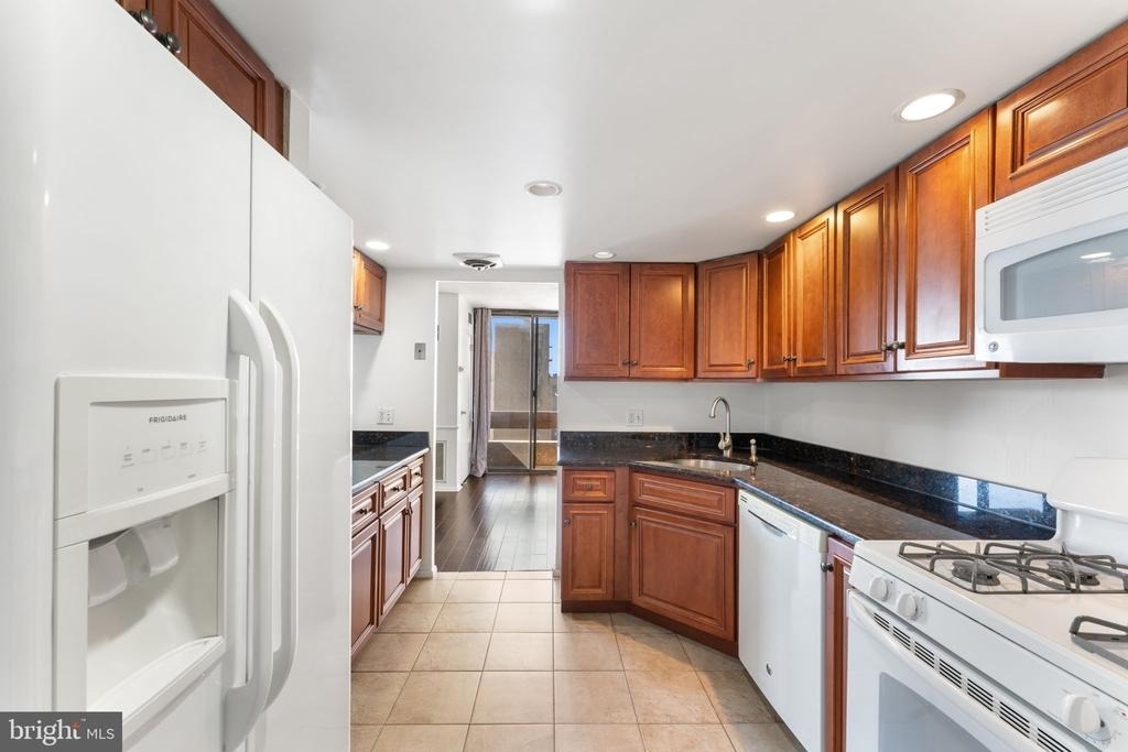 1326 Spruce Street - Photo 6
