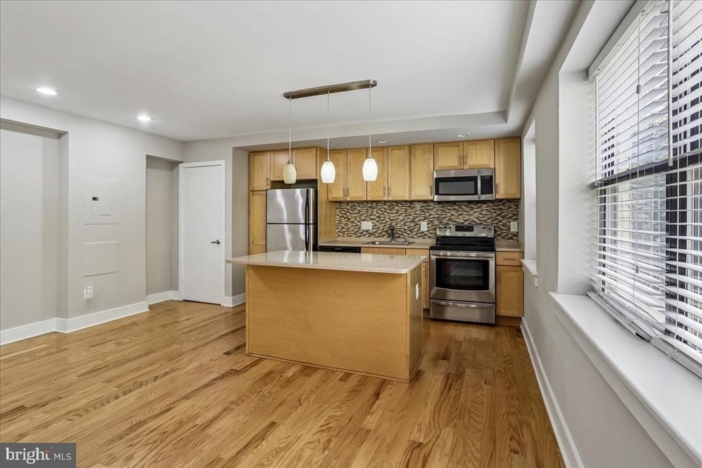 212 Oakwood Street Se - Photo 0