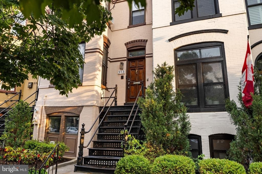 313 F Street Ne - Photo 0