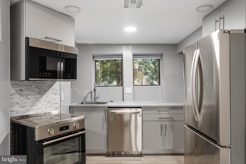 313 F Street Ne - Photo 2