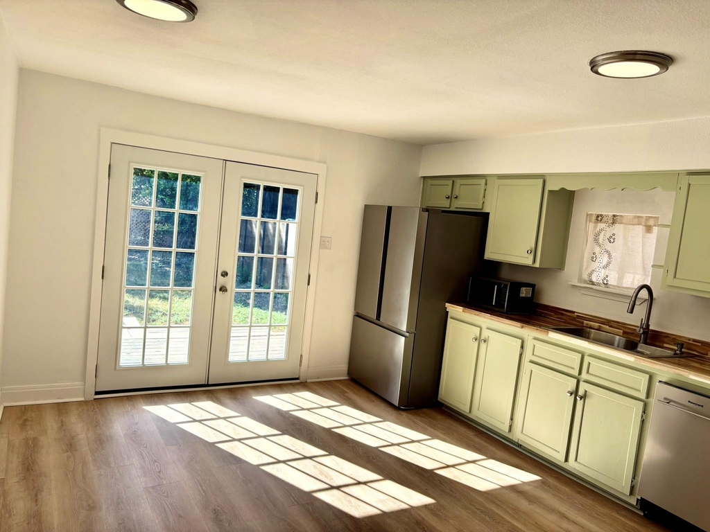 1123 Christie Dr - Photo 3