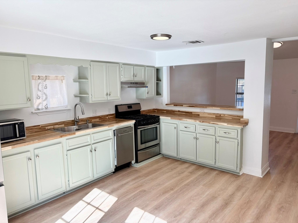 1123 Christie Dr - Photo 2