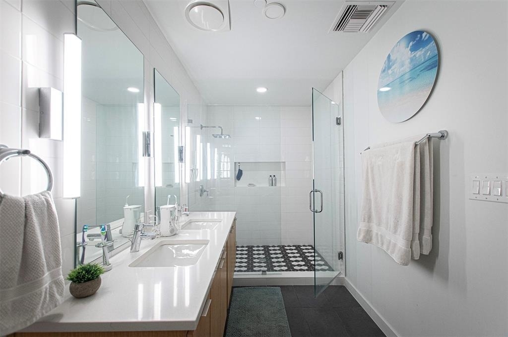 1322 E 12th St - Photo 9