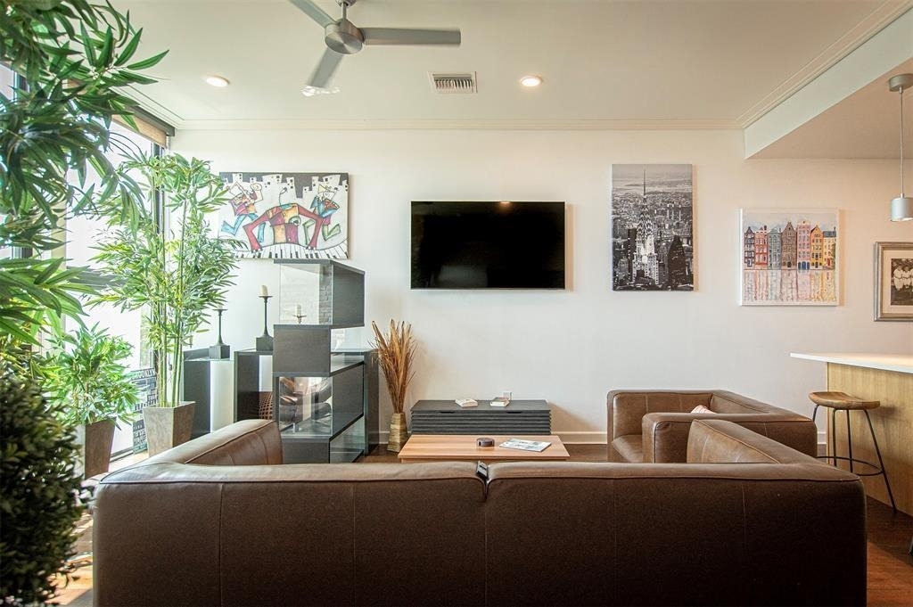 1322 E 12th St - Photo 6