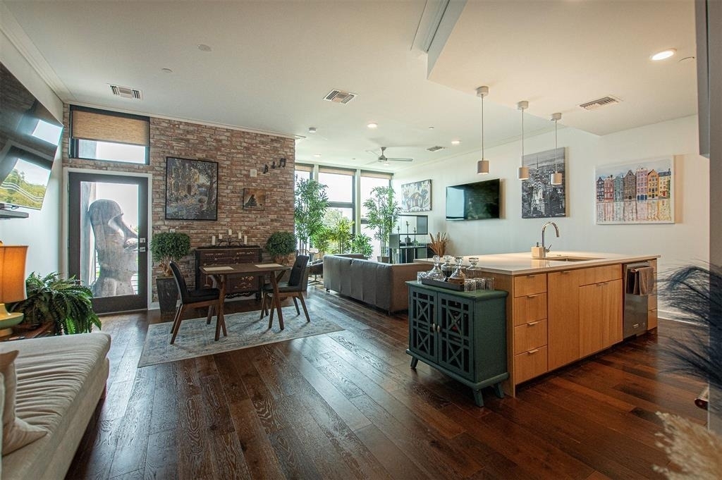 1322 E 12th St - Photo 3