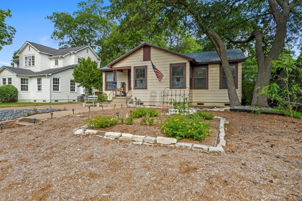 3206 Kerbey Ln - Photo 2