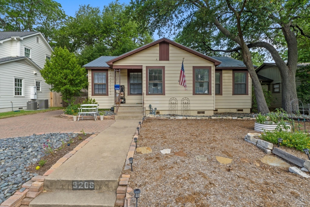 3206 Kerbey Ln - Photo 1
