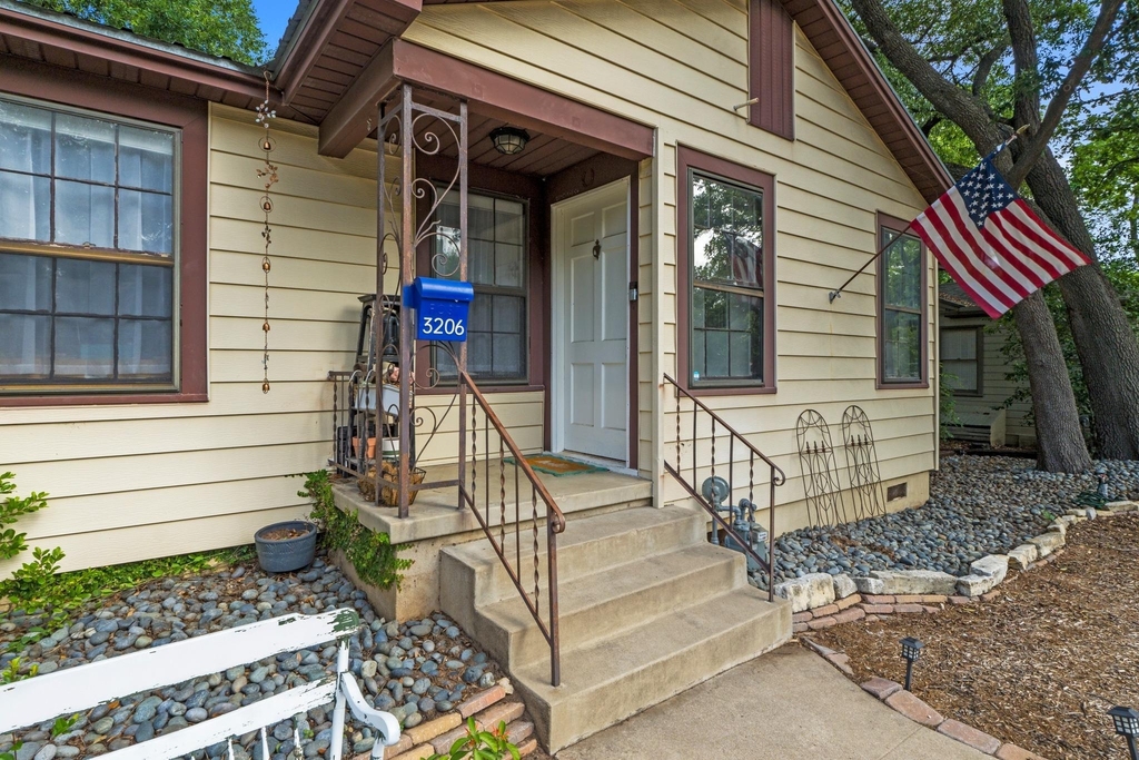 3206 Kerbey Ln - Photo 4