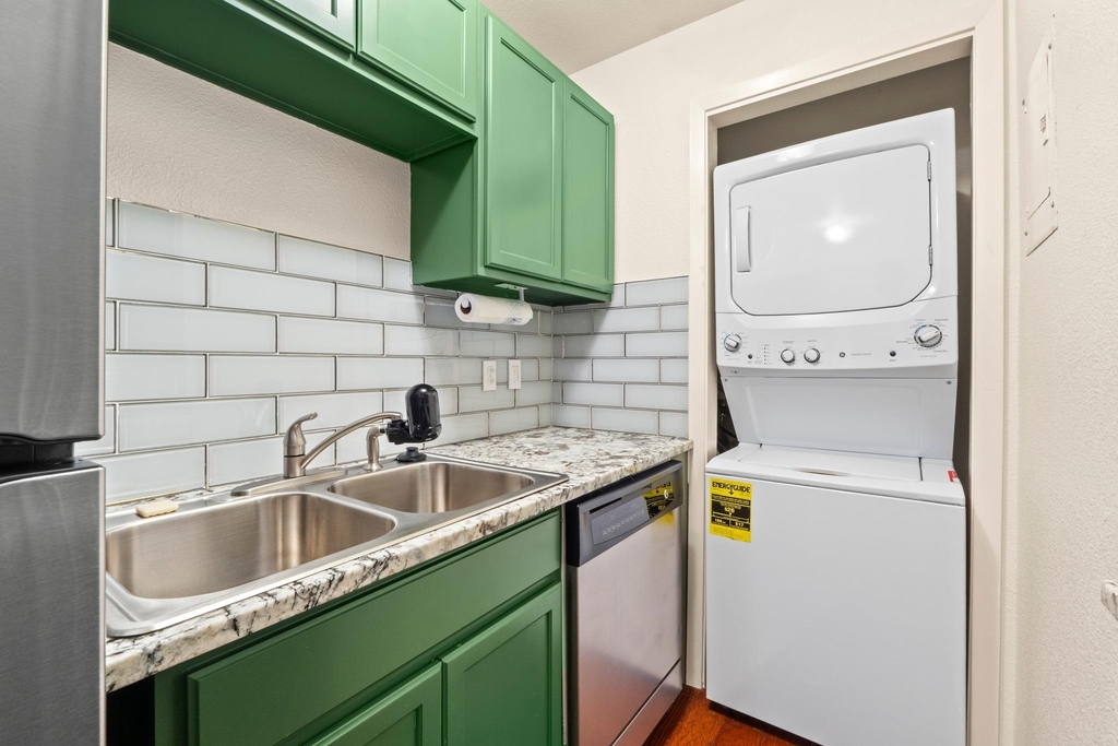 1110 W 22nd St - Photo 7