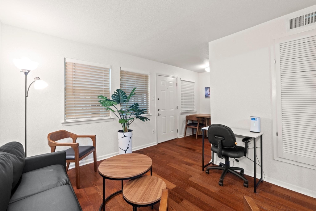 1110 W 22nd St - Photo 5