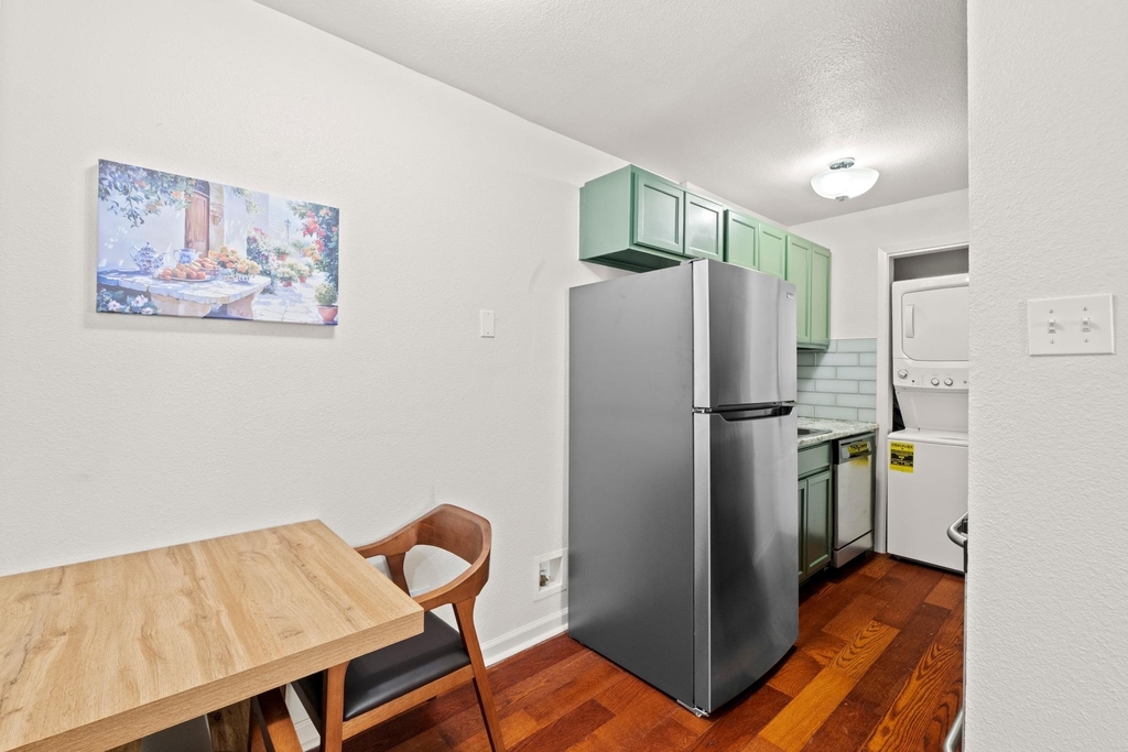 1110 W 22nd St - Photo 9