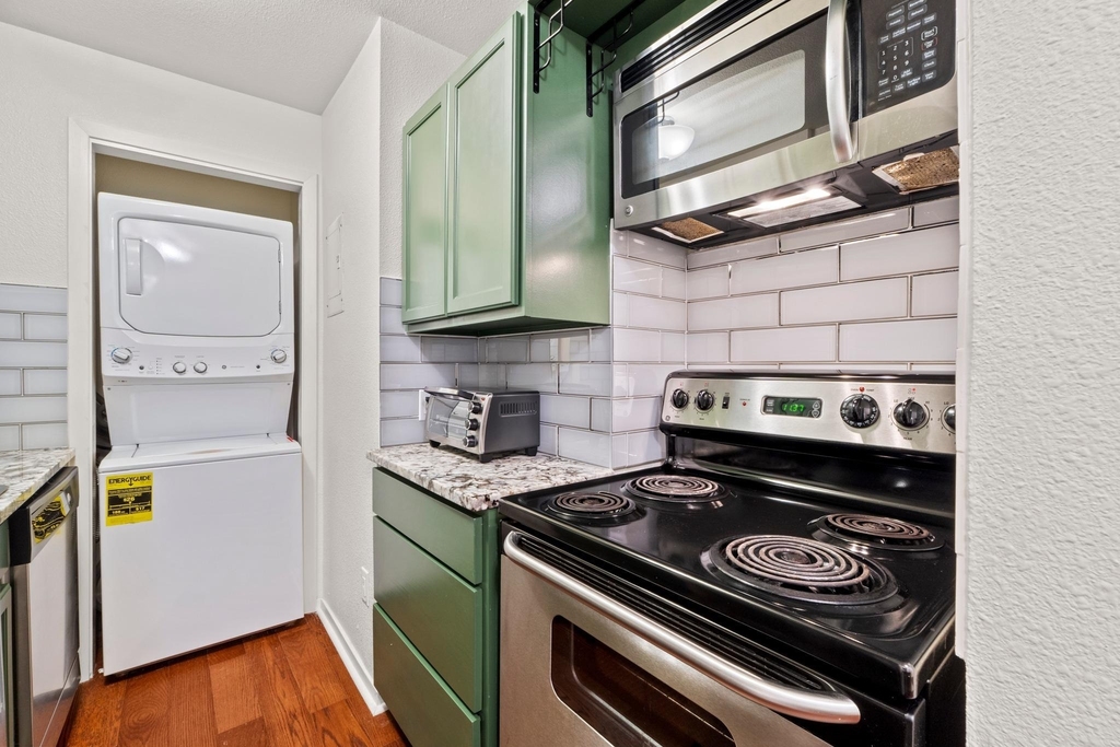 1110 W 22nd St - Photo 6