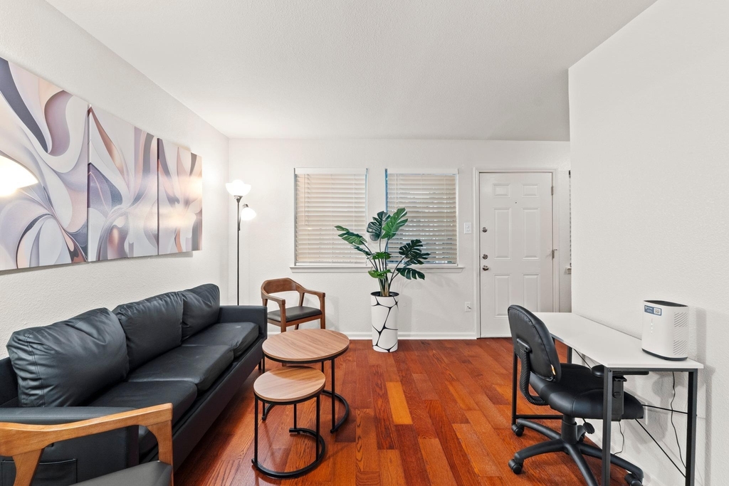 1110 W 22nd St - Photo 3